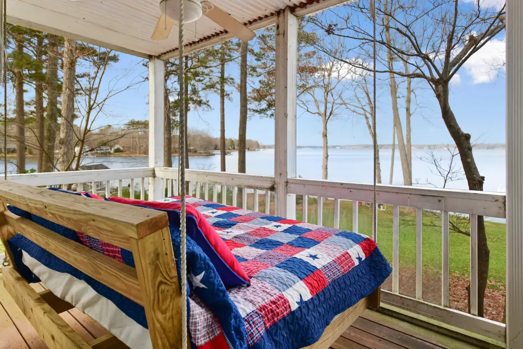 Swinging bed